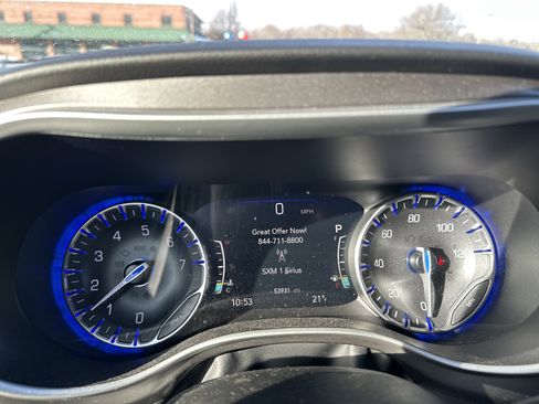 Used 2024 Chrysler Pacifica Touring-L image 17