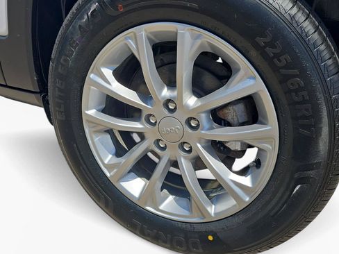 Used 2019 Jeep Cherokee Latitude w/ Cold Weather Group FWD image 10