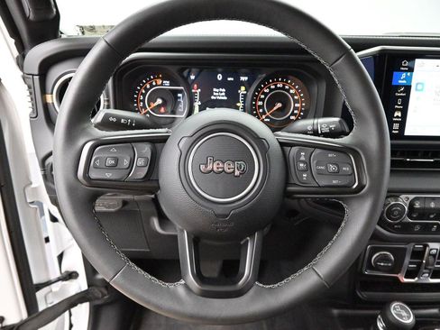 Used 2025 Jeep Gladiator Sport AWD/4WD image 14