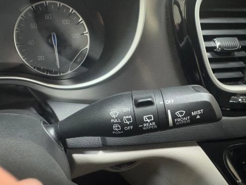 Used 2024 Chrysler Pacifica Touring-L FWD image 20