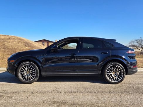 Certified 2023 Porsche Cayenne Platinum Edition image 2