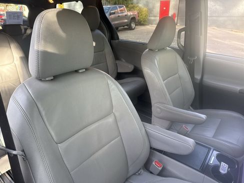 Used 2018 Toyota Sienna XLE Premium image 32