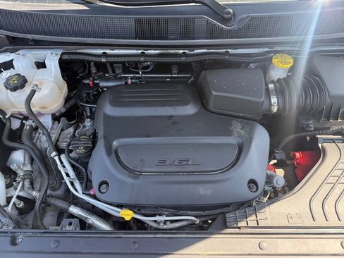 Used 2024 Chrysler Pacifica Touring-L FWD image 13