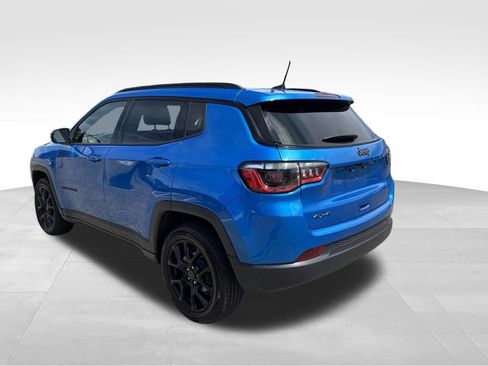 Used 2025 Jeep Compass Latitude w/ Convenience Group AWD/4WD image 3