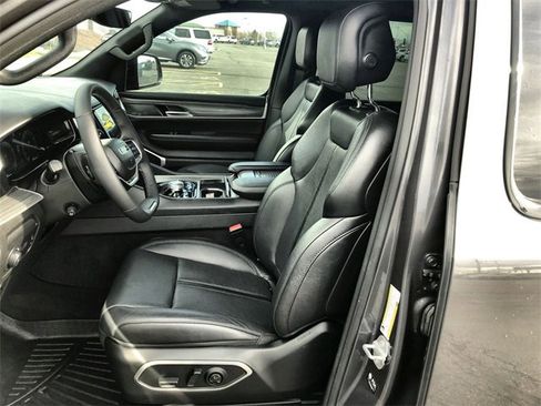 Used 2023 Jeep Wagoneer Series III w/ Preferred Equipment Group image 11