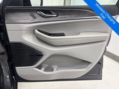 Used 2022 Jeep Grand Cherokee Overland w/ Luxury Tech Group IV image 8