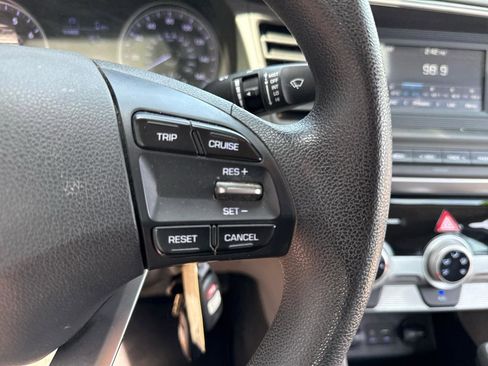 Used 2019 Hyundai Elantra SE FWD image 16