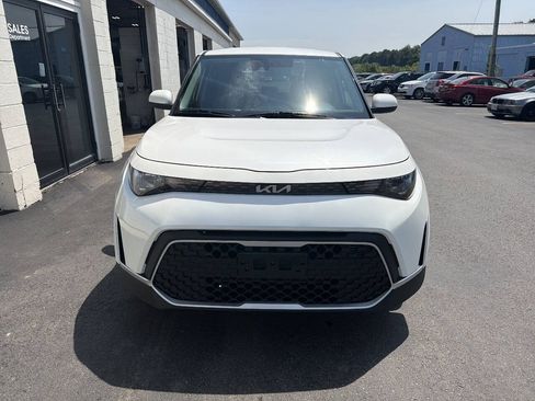 Used 2023 Kia Soul LX w/ LX Technology Package FWD image 3