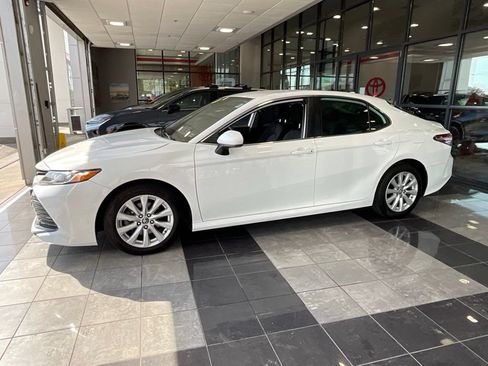 Used 2019 Toyota Camry LE FWD image 3