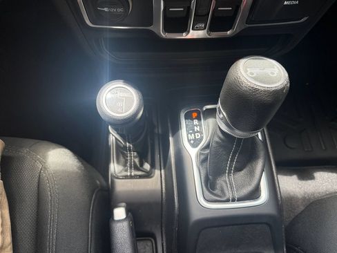 Used 2019 Jeep Wrangler Unlimited Sahara AWD/4WD image 27