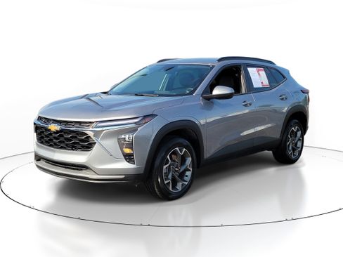 Used 2025 Chevrolet Trax LT w/ Driver Confidence Package FWD image 2