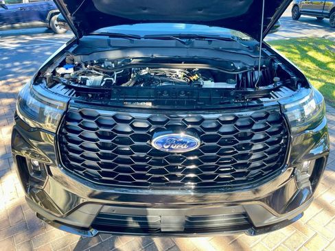 Used 2025 Ford Explorer ST-Line w/ ST-Line Street Pack image 18