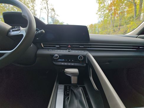 Used 2024 Hyundai Elantra SEL image 25