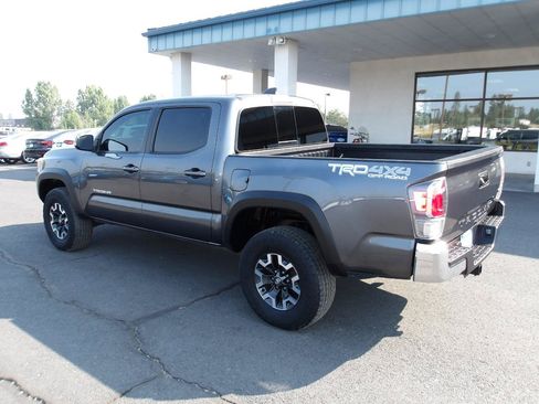 Used 2022 Toyota Tacoma TRD Off-Road AWD/4WD image 3