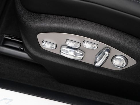 Certified 2025 Porsche Macan AWD/4WD image 15