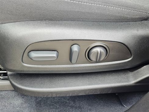 Used 2023 Chevrolet Traverse LT image 25