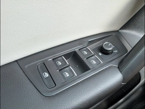Used 2021 Volkswagen Tiguan SE w/ Panoramic Sunroof Package FWD image 11