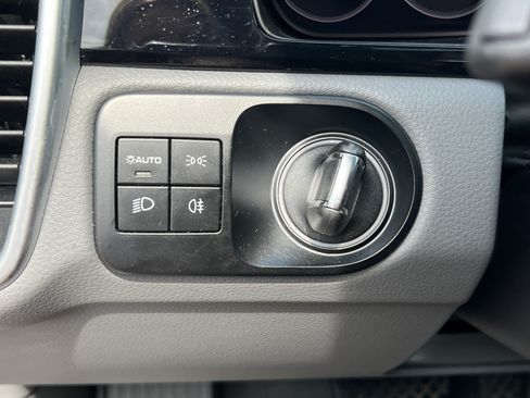 Used 2023 Porsche Cayenne AWD/4WD image 36