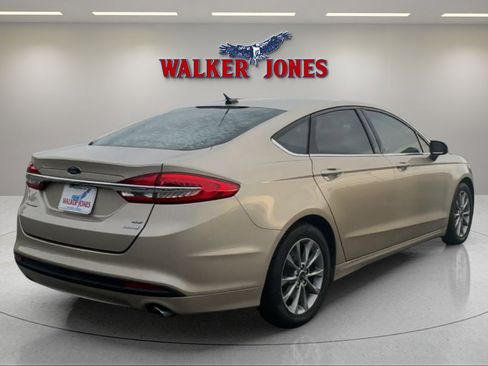 Used 2017 Ford Fusion SE image 3