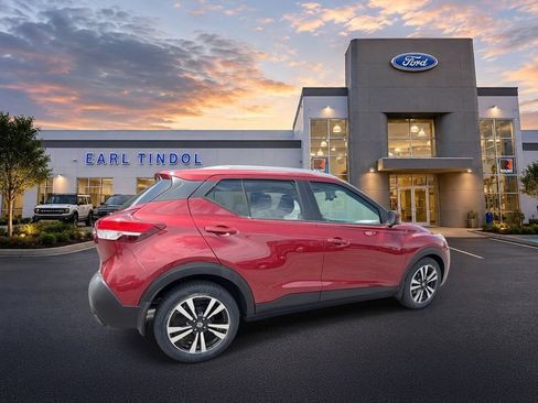 Used 2018 Nissan Kicks SV FWD image 8
