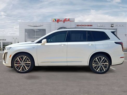 Used 2023 Cadillac XT6 Sport w/ Technology Package AWD/4WD image 2