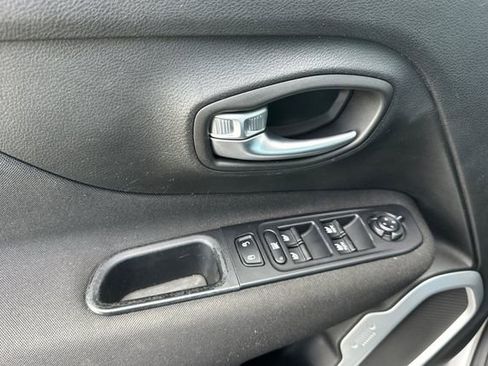 Used 2019 Jeep Renegade Sport image 11