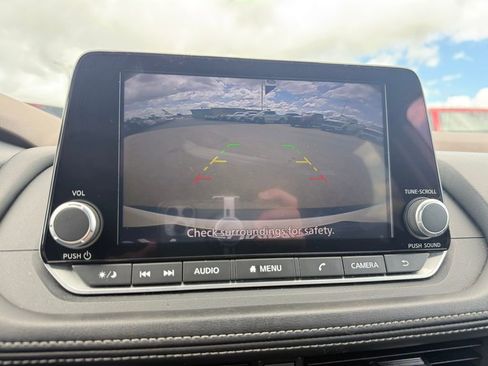 Used 2023 Nissan Rogue SV image 17