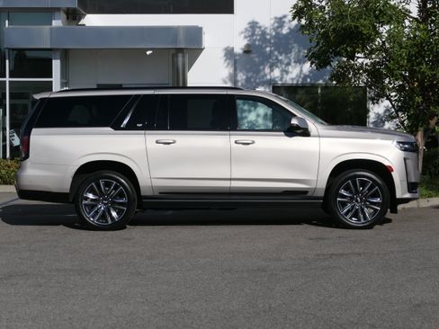 Certified 2022 Cadillac Escalade ESV Sport w/ Touring Package AWD/4WD image 7