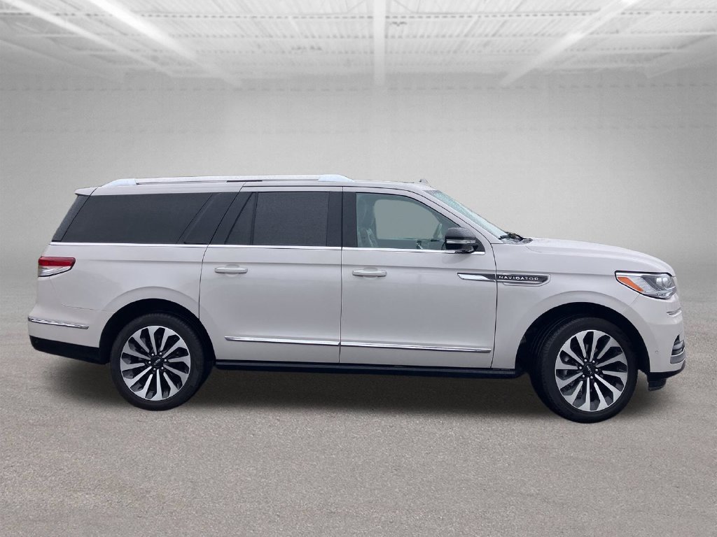 Used 2024 Lincoln Navigator L Reserve w/ Equipment Group 201A AWD/4WD image 2