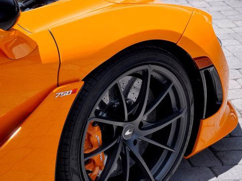 Used 2024 McLaren 750S Spider RWD image 16