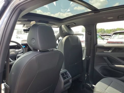 New 2026 Volkswagen Tiguan SE R-Line FWD image 11