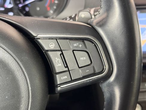 Used 2017 Jaguar F-PACE Premium image 27
