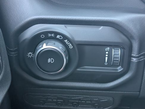 Used 2025 Jeep Wrangler Unlimited Sahara AWD/4WD image 13