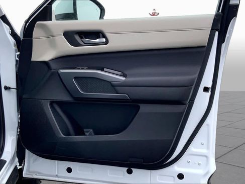 Used 2025 Nissan Pathfinder SL FWD image 23