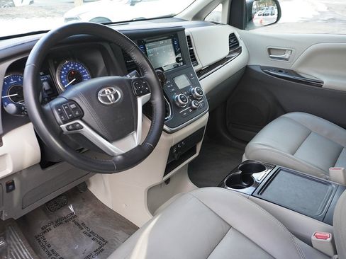 Used 2016 Toyota Sienna XLE image 29