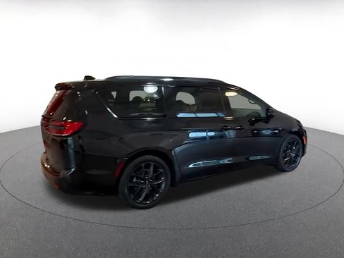 Used 2025 Chrysler Pacifica Limited FWD image 10