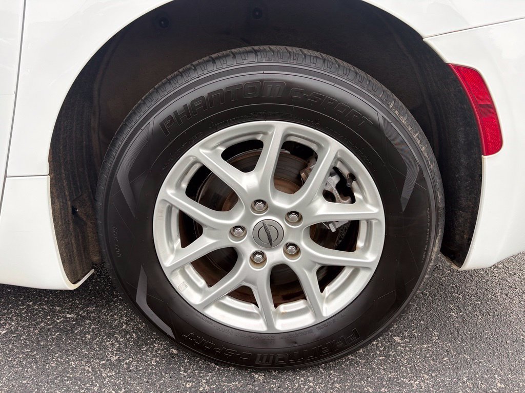 Used 2023 Chrysler Pacifica Touring-L FWD image 11