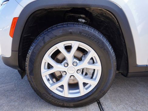 Used 2024 Jeep Grand Cherokee Limited RWD image 15
