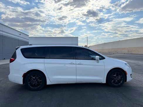 Used 2018 Chrysler Pacifica Touring Plus w/ S Appearance Package FWD image 4
