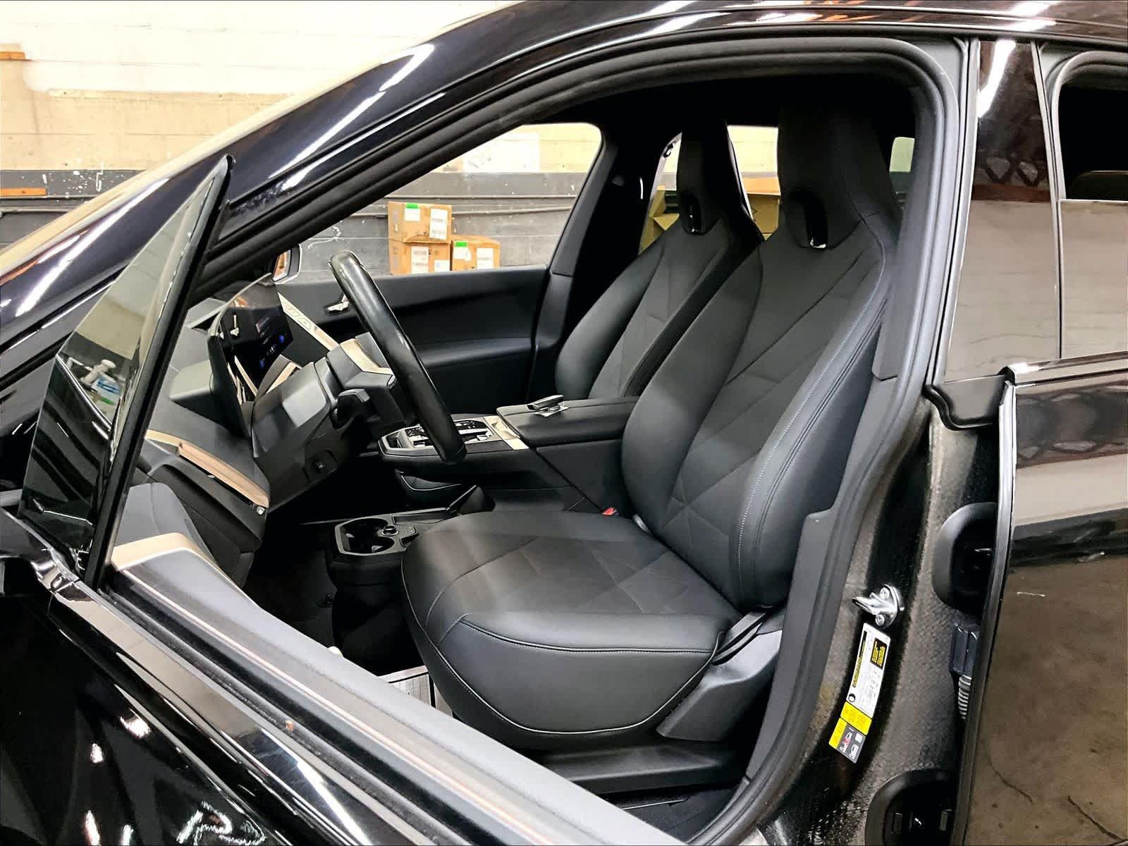 Used 2024 BMW iX xDrive50 w/ Sport Package AWD/4WD image 27