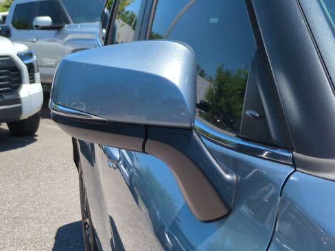 Used 2023 Toyota Highlander XLE FWD image 12