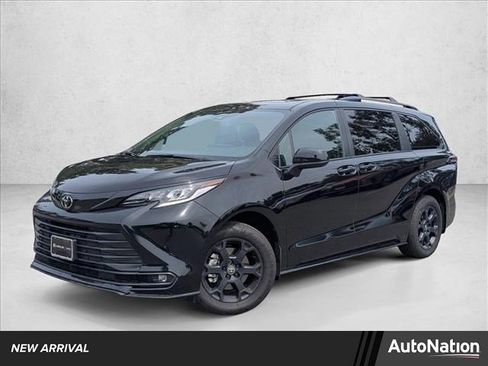 Used 2026 Toyota Sienna XLE Woodland Edition image 1