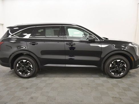 Certified 2025 Kia Sorento S image 9