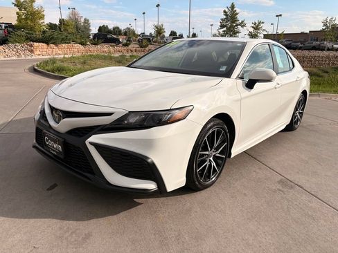 Used 2023 Toyota Camry SE FWD image 3