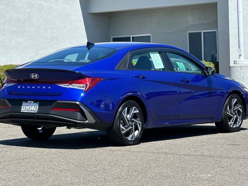 Used 2025 Hyundai Elantra Sport FWD image 2