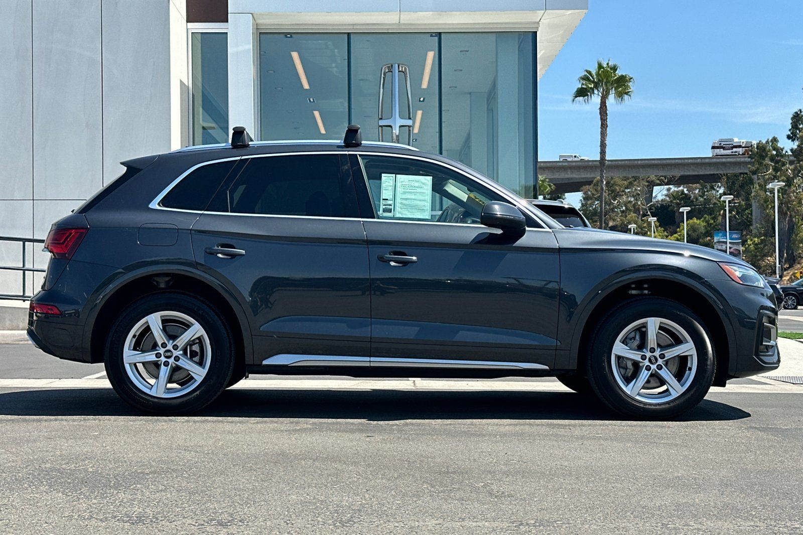 Used 2023 Audi Q5 2.0T Premium w/ Convenience Package AWD/4WD image 2