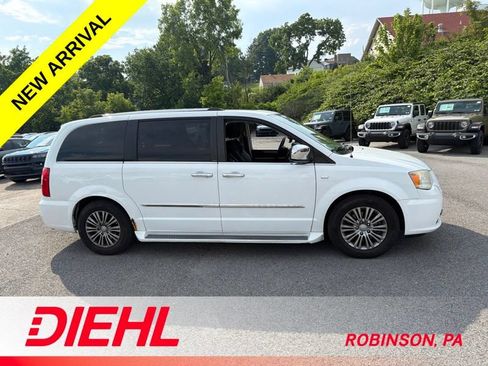Used 2014 Chrysler Town & Country Touring-L FWD image 7