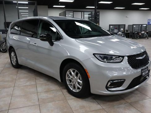 Used 2024 Chrysler Pacifica Touring-L FWD image 9
