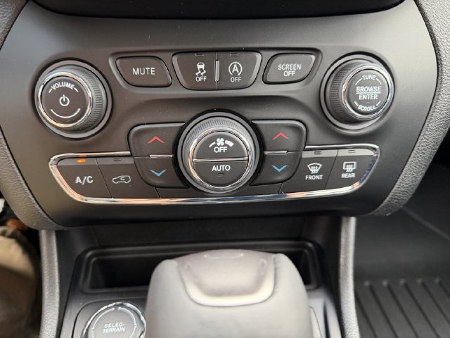 Used 2019 Jeep Cherokee Latitude Plus w/ Comfort/Convenience Group AWD/4WD image 25