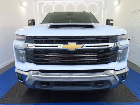 Used 2024 Chevrolet Silverado 2500 LT AWD/4WD image 3
